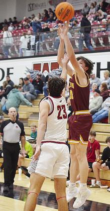 No. 21 Ayden Crumley shoots a threepoint shot during Clinton’s road game against Weatherford. CDN | Sam Goodwyn