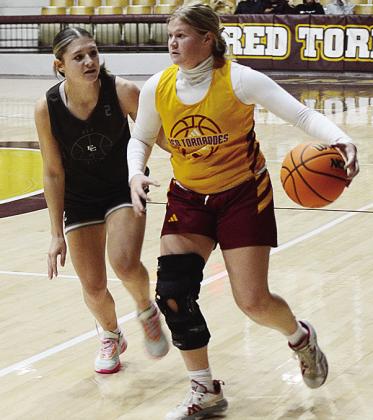 Clinton’s Lyssa Day takes the ball up the court as she looks for an open teammate in the JV contest against Elk City. CDN | Sam Goodwyn