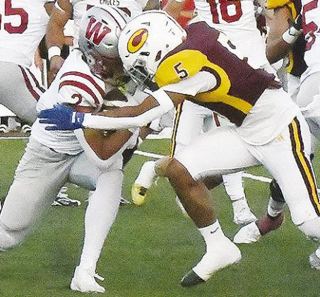Clinton’s Jesus Gutierrez takes down Weatherford’s Hudson MakesCry during the “Custer County Conflict” Friday in the Tornado Bowl. CDN | John Kinsey