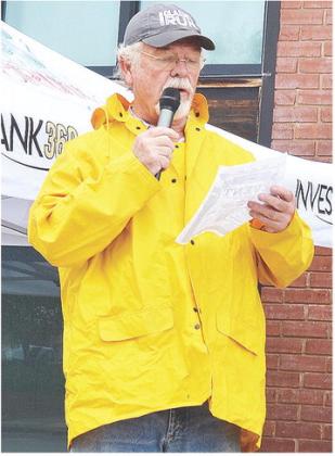 Clinton Mayor David Berrong reads off some information prior to the start of the fourth annual Clinton Classic Run Saturday morning on Frisco Avenue. CDN | Sam Goodwyn