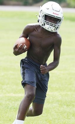 Clinton’s Da’Marian Bailey cuts up field with the ball during an offensive drill in the middle of practice. CDN | Sam Goodwyn