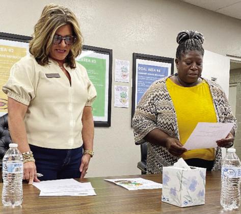 Clinton School Board President Kim Meacham, left, administers the board of education oath to Luzella Williams, as she attends her first official meeting Thursday. CDN | Staff Photo
