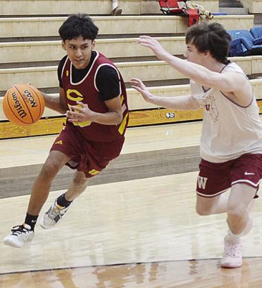 Clinton’s Eyan Balderas drives by a Weatherford defender as he tries to score points for the JV team during its road game against the Eagles. CDN | Sam Goodwyn