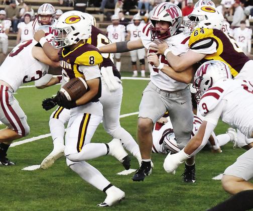 Clinton’s Jaden Potter, left, carries the ball downfield as No 64 Connor Richardson and No. 66 Andre Lime provide blocks. CDN | John Kinsey