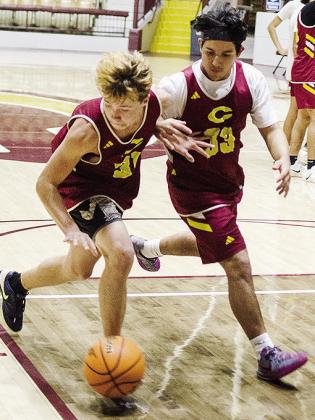 Sophomore Zaryk Baker, left, stays between senior Sutton Hernandez and the ball during a drill in practice. CDN |Sam Goodwyn
