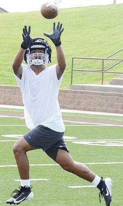 Cruz Rios focuses on the ball as he leaps in the air to catch it during Monday’s practice. CDN | Sam Goodwyn