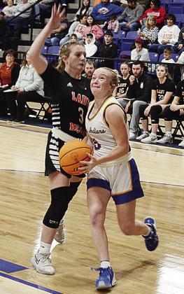 No. 5 Jaycee South drives against a Cheyenne-Reydon defender toward the basket during A-B’s game against the Lady Bears. CDN | Sam Goodwyn