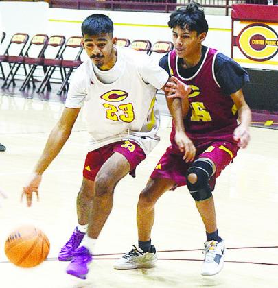 Clinton’s Joseph Nava, left, fights to get around Eyan Balderas as he makes a move toward the basket during practice. CDN |Sam Goodwyn