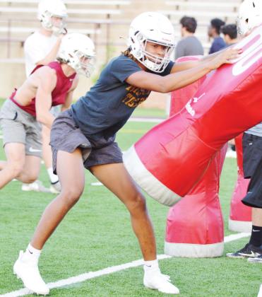 Clinton struggles in first practice