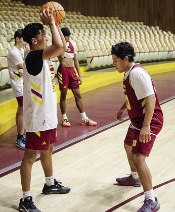 Clinton’s Jason Lloyd, left, looks for an open teammate while Sutton Hernandez guards him during a practice in the Tornado Dome. CDN |Sam Goodwyn