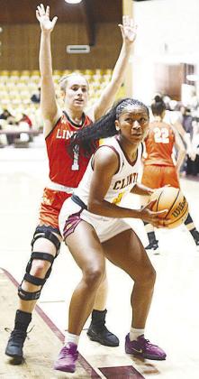 Clinton’s Arlena Kirkendoll fights through a Lindsay defender during the Lady Reds’ home game against the Leopardettes. CDN | Sam Goodwyn