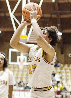 Clinton’s Easten Powell shoots the ball during the Reds’ home game against Woodward. CDN | Sam Goodwyn