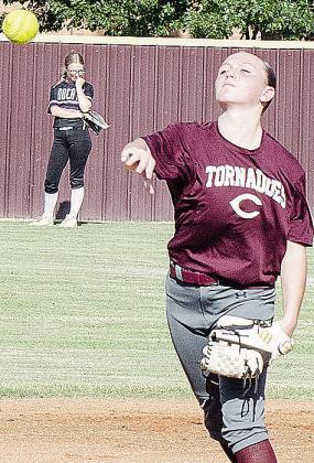 Paislee Hawthorne throws the ball in a warm-up drill prior to Clinton playing Hydro in a junior high softball scrimmage. CDN |Sam Goodwyn