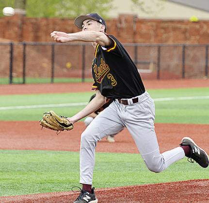 Clinton’s Craig Hunter hurls a fastball during the Reds’ road game in Elk City Monday. CDN | Sam Goodwyn