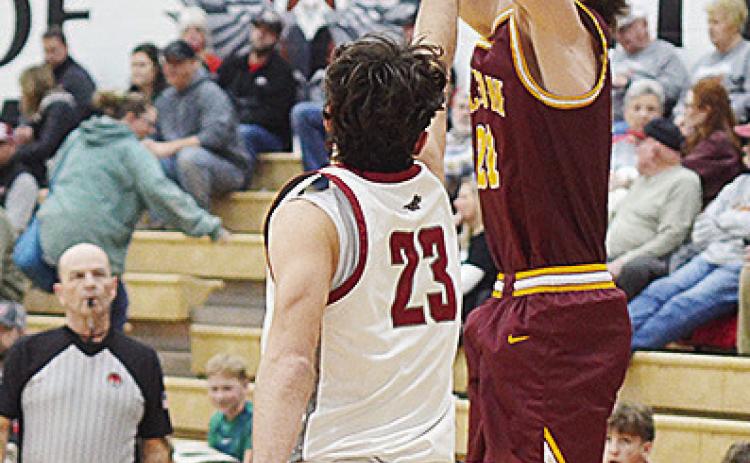 No. 21 Ayden Crumley shoots a threepoint shot during Clinton’s road game against Weatherford. CDN | Sam Goodwyn