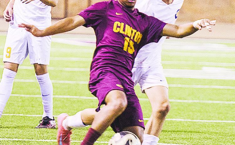 No. 15 Hector De La Fuente outraces the Classen defender during Clinton’s win Thursday over the Comets. CDN | Sam Goodwyn