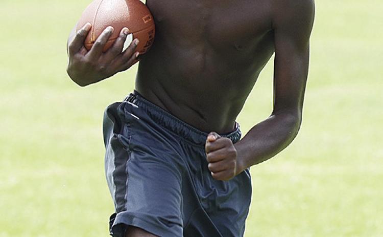 Clinton’s Da’Marian Bailey cuts up field with the ball during an offensive drill in the middle of practice. CDN | Sam Goodwyn