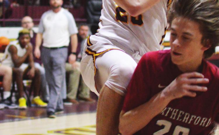 Reds keep cool, clip Eagles