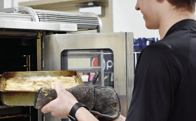 Removing schnetka from oven